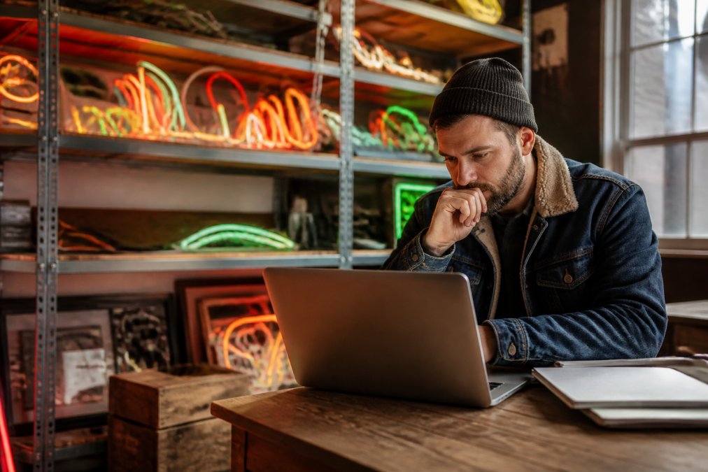 Tips for Buying Vintage Neon Signs Online: 2026 Guide